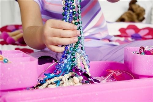 Maryland youth group gives gift bags to children